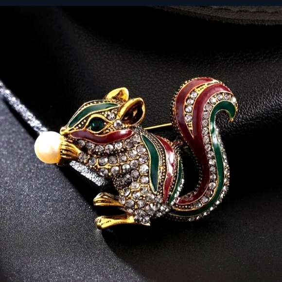 Jewelry - 🥳 TRADED! Adorable Squirrel Brooch/Pendant